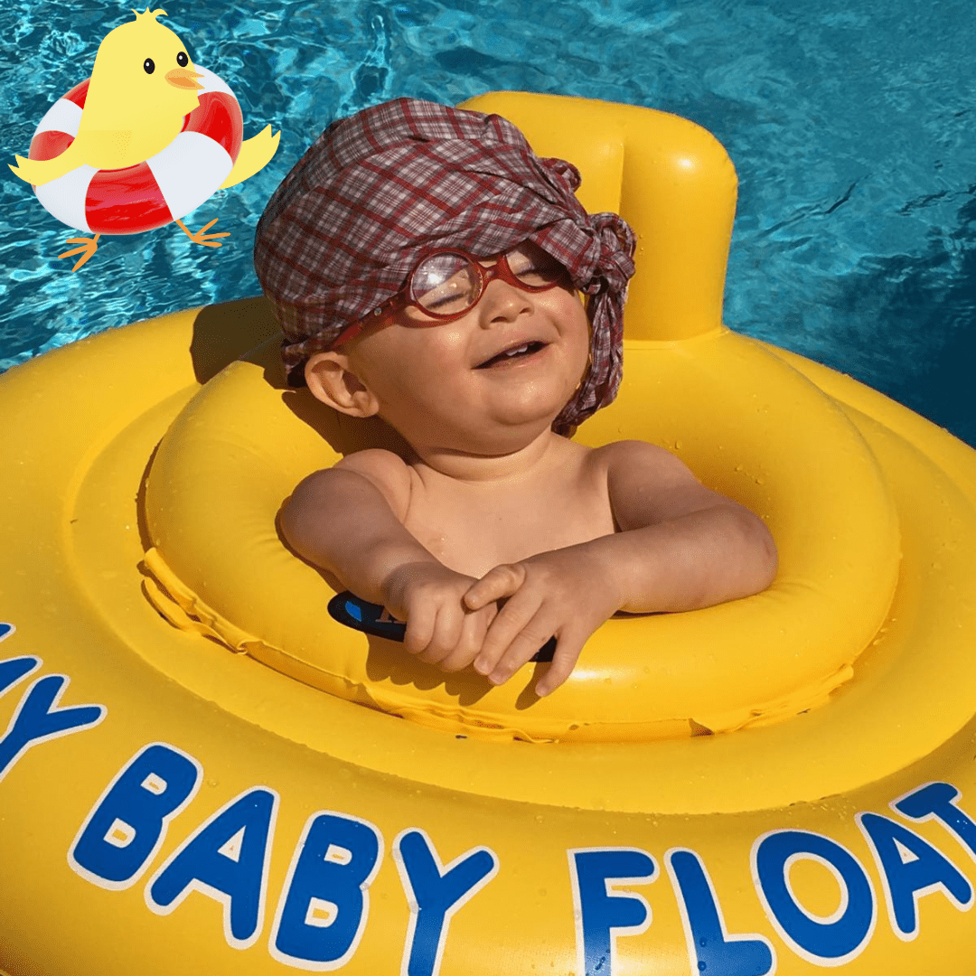 Un enfant souriant, portant des lunettes et un chapeau, assis dans une bouée jaune dans une piscine. Une illustration d'un poussin avec une bouée est visible en haut à gauche
