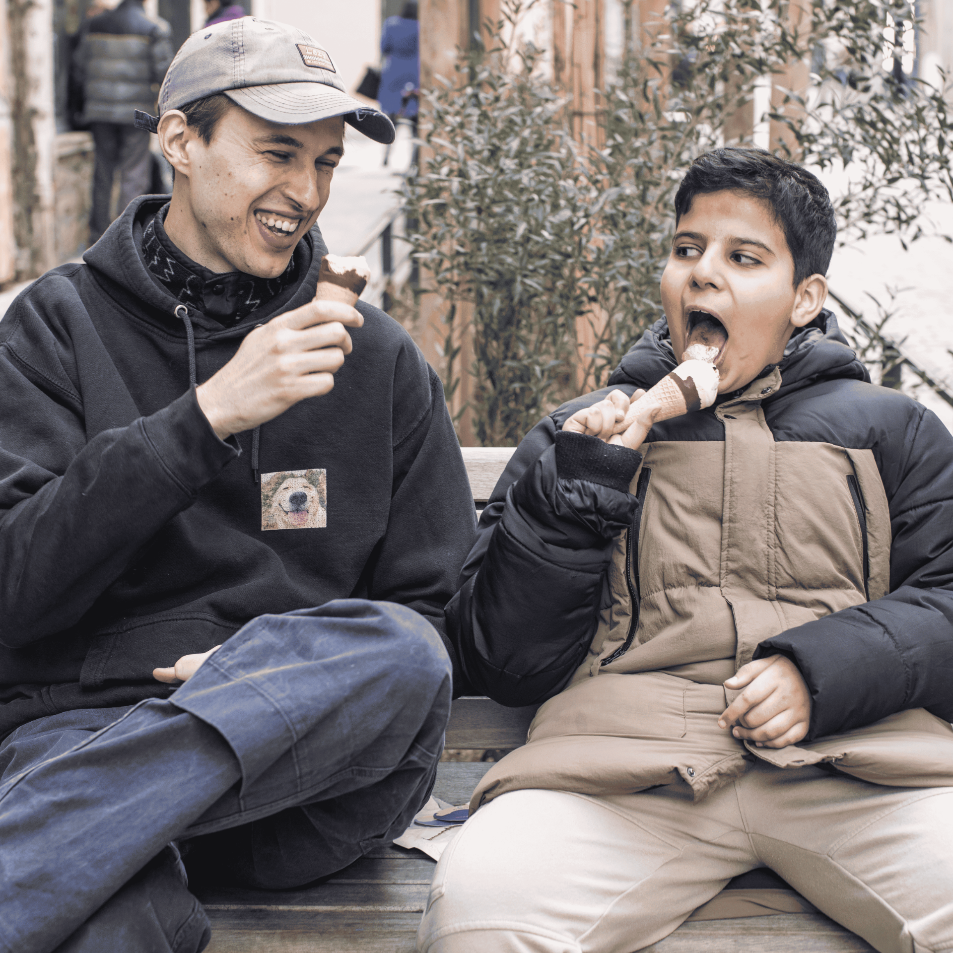Bénévole accompagnant un enfant en situation de handicap et sa famille lors d’un moment de partage à domicile.