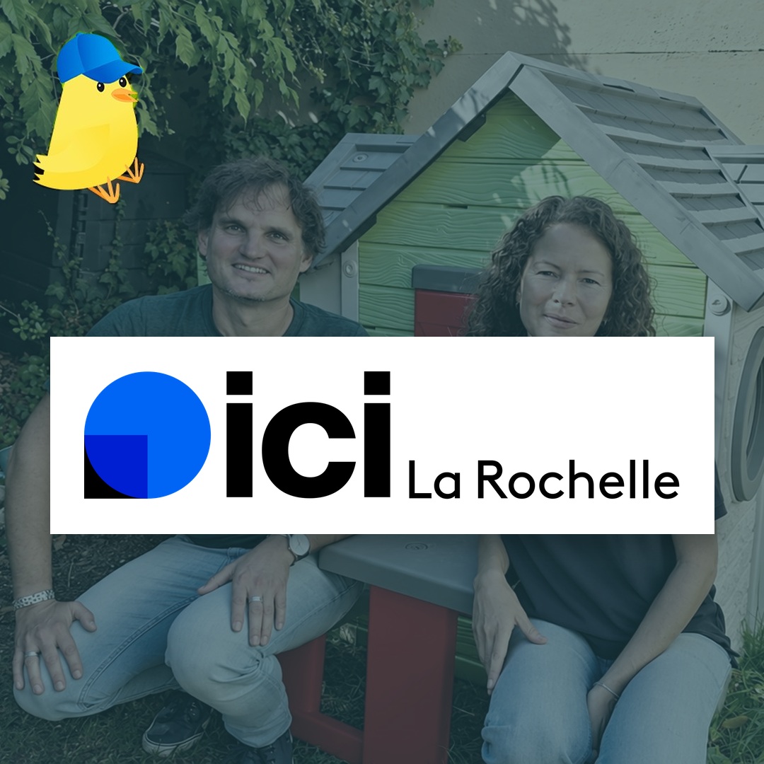 Visuel ICI La Rochelle : deux personnes devant une cabane de jardin, dont une bénévole Tombée du Nid