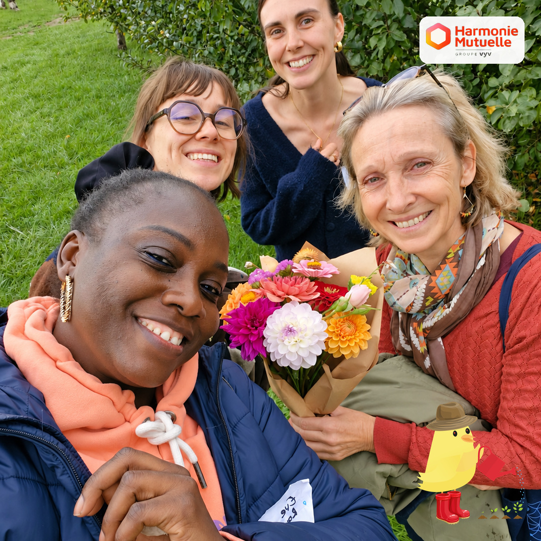 Participantes de la Journée des familles Tombée du Nid en Normandie avec un bouquet confectionné dans la roseraie du château de Canon